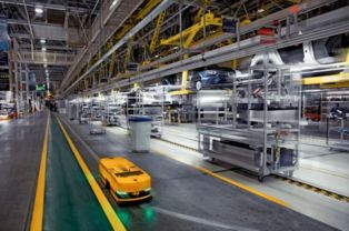 奔馳商務(wù)考察 參觀奔馳汽車工廠總裝線